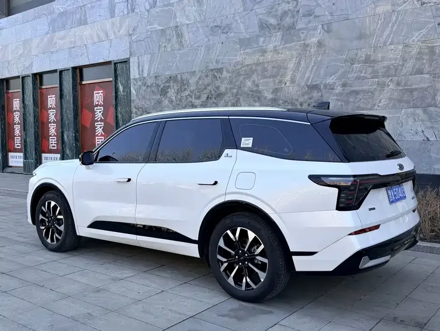Ford Edge 2025 Sharp L 2.0T EcoBoost 4WD 7-seater Ultimate Edition 2025 — миниатюра 3