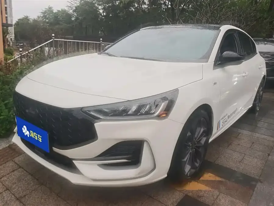 Ford Focus Focus 2022 hatchback EcoBoost 180 automatic ST Line 2023 — фото 1, купить с доставкой в Москву