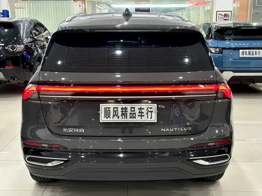 Lincoln Navigator Navigator 2025 2.0T 4WD Premium Edition 2025 — миниатюра 2