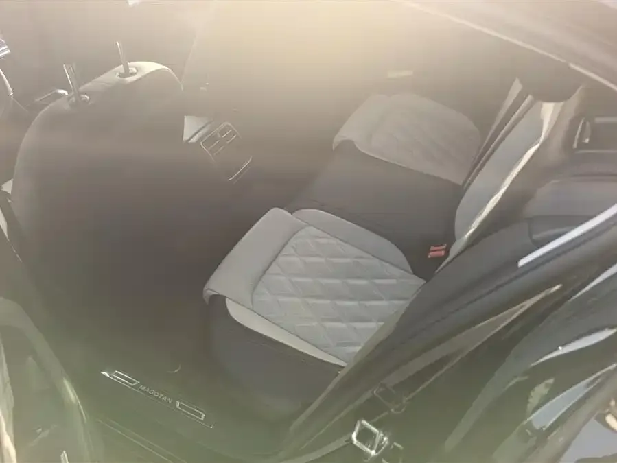 Volkswagen Magotan Magotan 2023 2 million commemorative edition 330TSI DSG luxury model 2023 — миниатюра 5