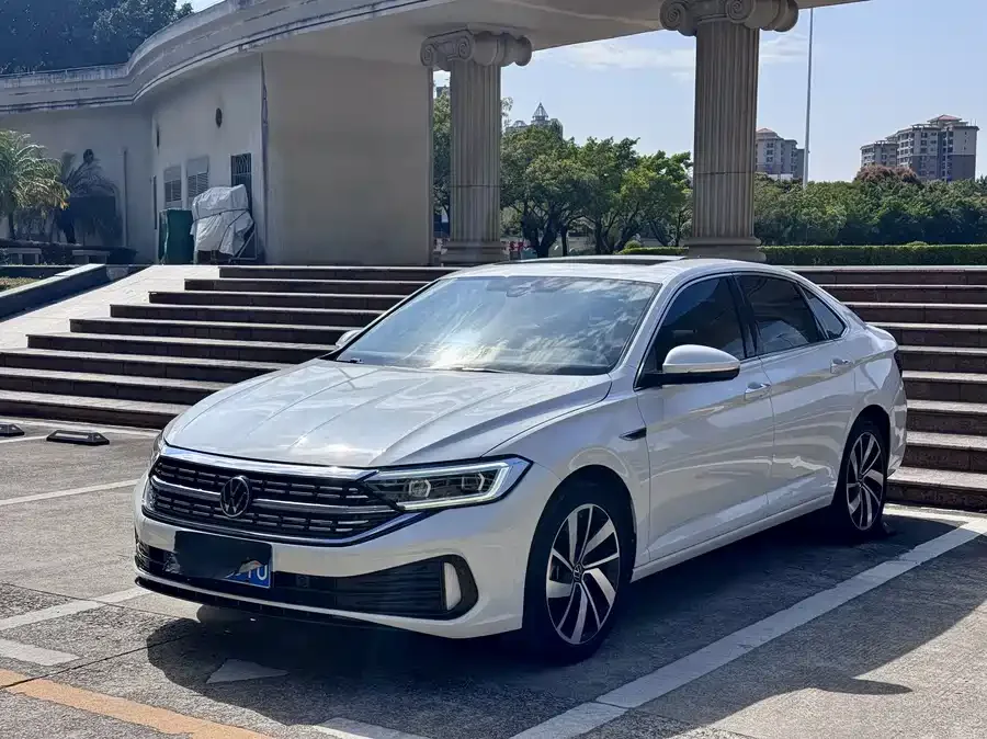Volkswagen Sagitar 2023 Sagitar 300TSI DSG Excellence Edition 2022 — фото 1, купить с доставкой в Москву