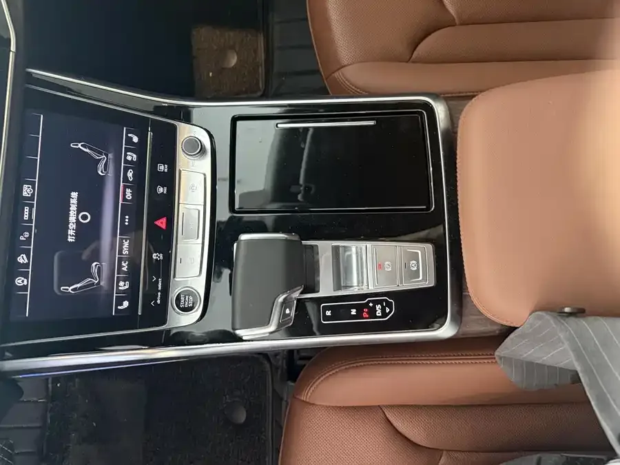 Audi Q7 2022 55 TFSI quattro S line sports model 2023 — миниатюра 4