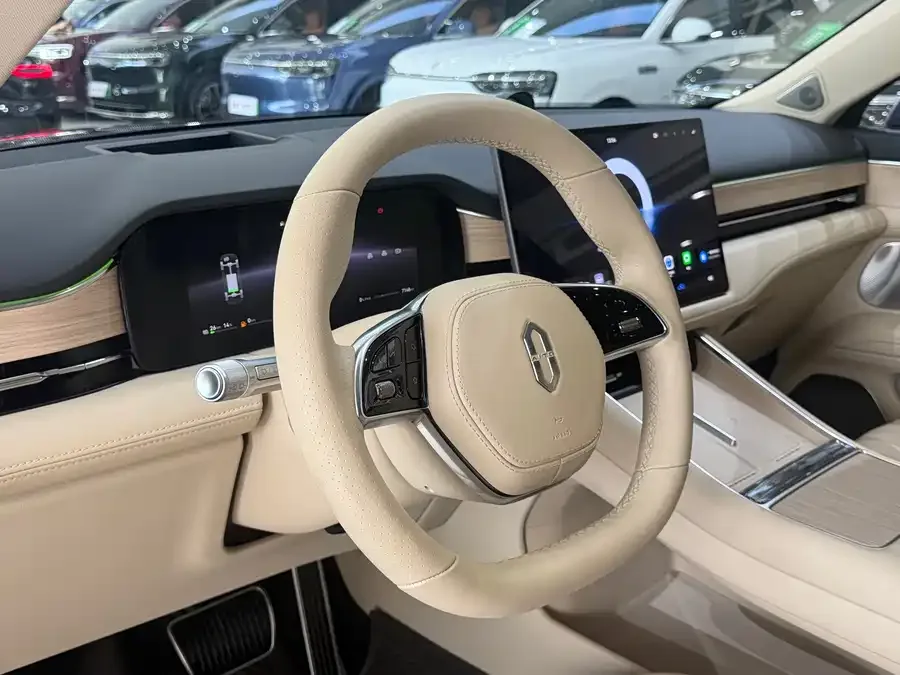 AITO M5 M5 2025 Extended Range Ultra 4WD Edition 2025 — миниатюра 3