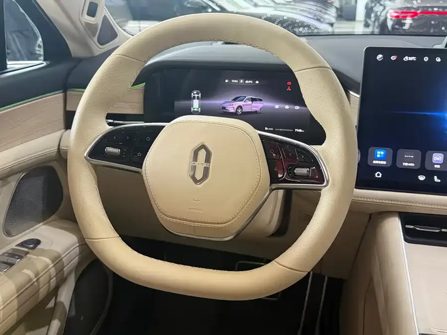 AITO M5 M5 2025 Extended Range Ultra 4WD Edition 2025 — миниатюра 4