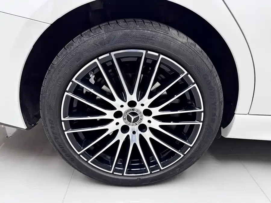 Mercedes-Benz Class C Mercedes-Benz C-Class 2025 C 260 L Sports Edition 2024 — миниатюра 3