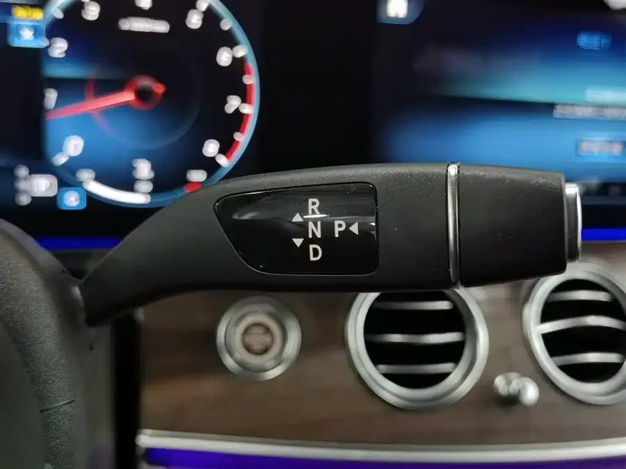 Mercedes-Benz E-Class Mercedes-Benz E-Class 2023 facelift E 300 L Fashion Edition 2023 — миниатюра 4
