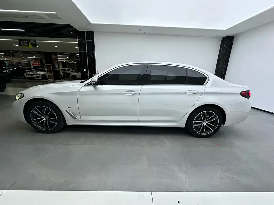 BMW 5 Series BMW 5 Series 2022 facelift 525Li M sports package 2023 — миниатюра 2