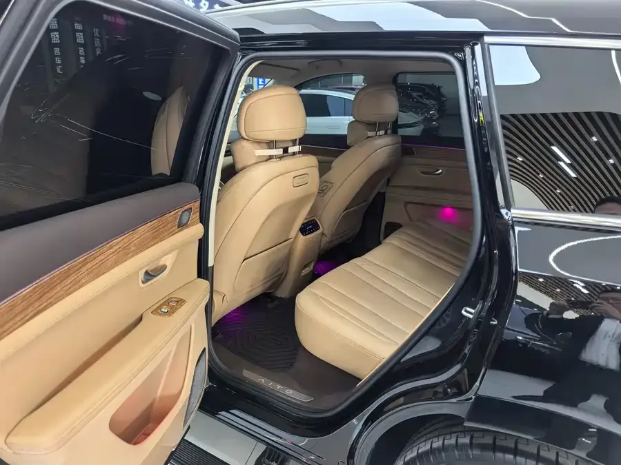 AITO M7 QM7 2024 1.5T RWD Plus Edition 5 Seaters 2025 — миниатюра 3