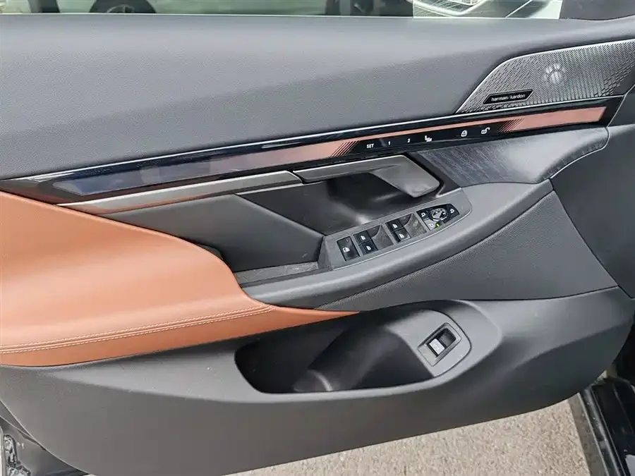 BMW 5 Series BMW 5 Series 2024 530Li Leading Luxury Package 2025 — миниатюра 4