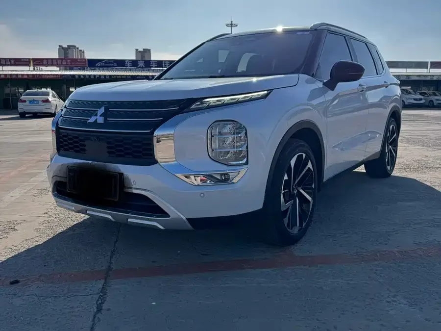 Mitsubishi Outlander Outlander 2023 1.5T CVT 4WD Honor Edition 7 Seaters 2023 — фото 1, купить с доставкой в Москву