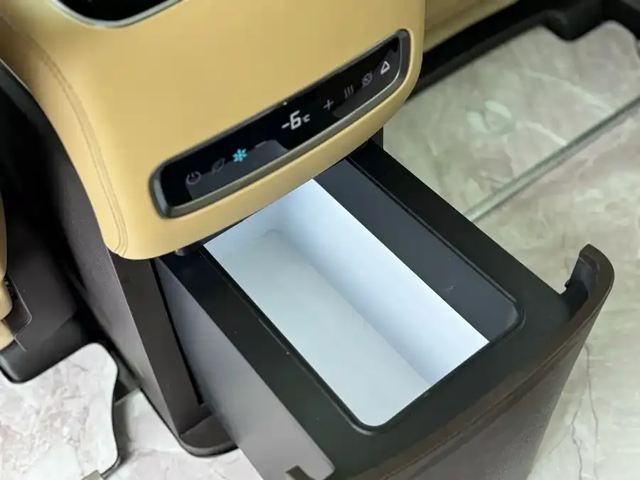 BYD D9 DENZA D9 2024 DM-i 980 4WD Premium Edition 2025 — миниатюра 4