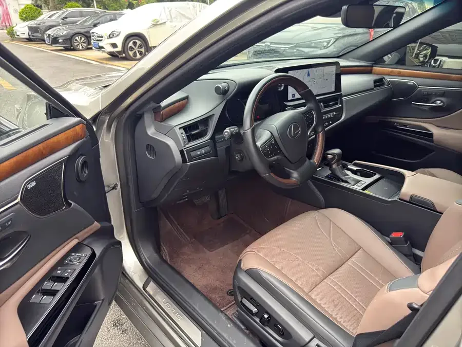Lexus ES 2022 300h Executive Edition 2024 — миниатюра 2