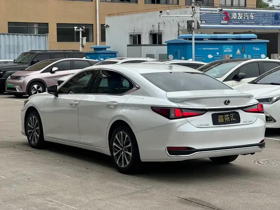 Lexus ES 2023 200 Excellence Edition 2024 — миниатюра 3