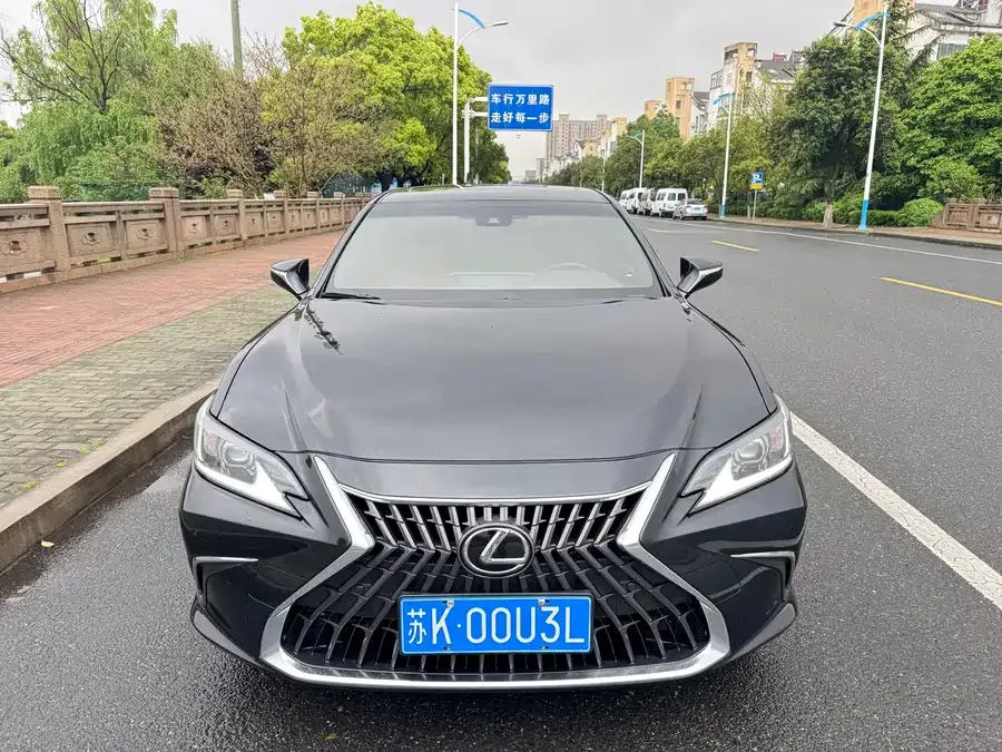 Lexus ES 2024