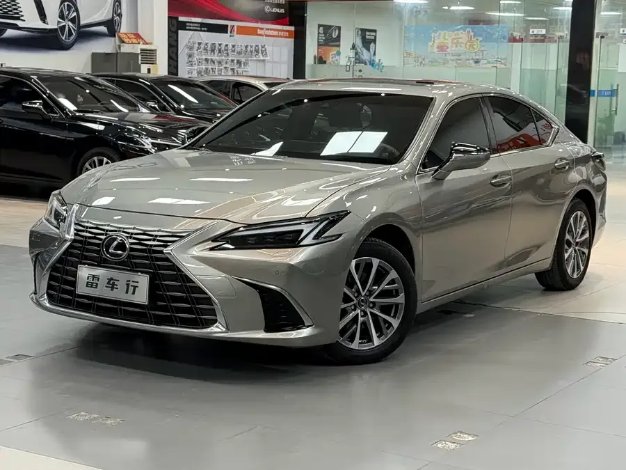 Lexus ES 2025
