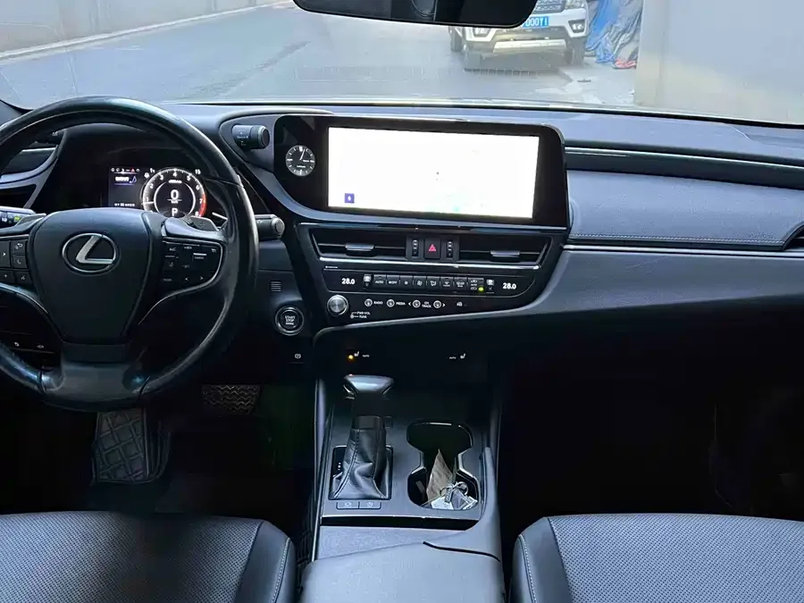 Lexus ES 2023 260 Excellence Edition 2023 — миниатюра 5