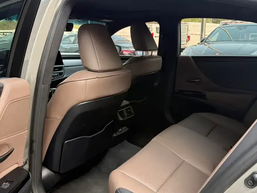 Lexus ES 2024 200 Premium Edition 2024 — миниатюра 2
