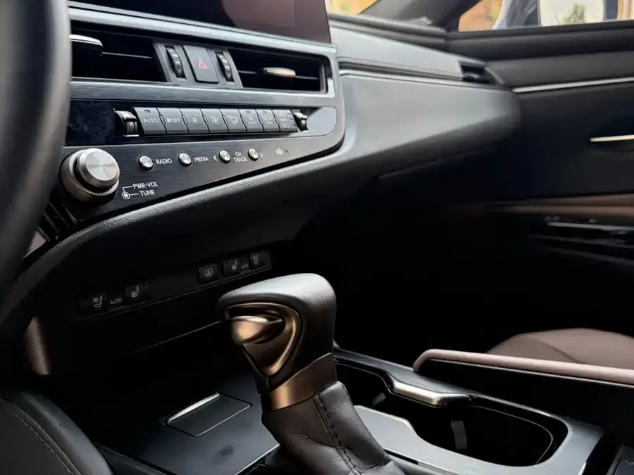 Lexus ES 2024 200 Premium Edition 2024 — миниатюра 5