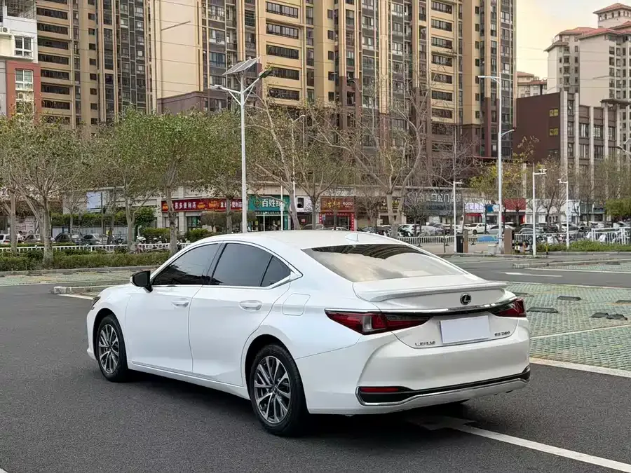 Lexus ES 2023 200 Excellence Edition 2023 — миниатюра 3