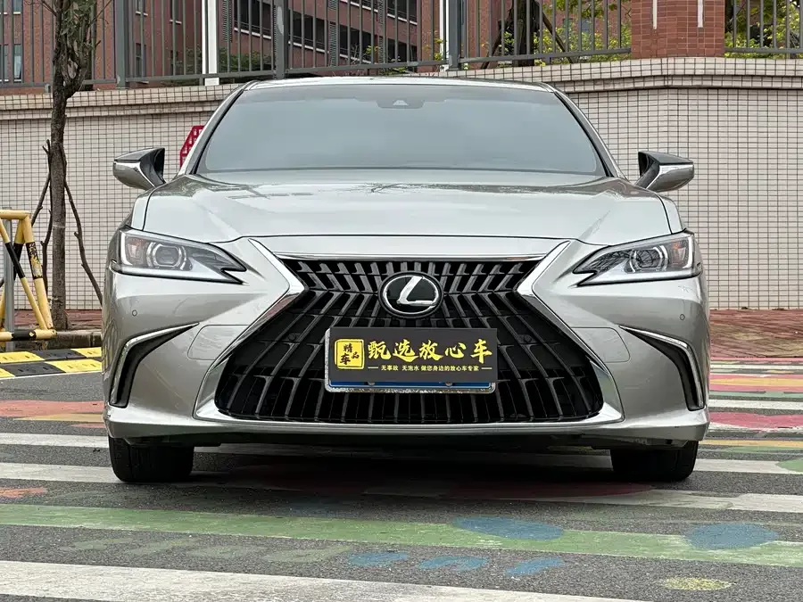 Lexus ES 2024