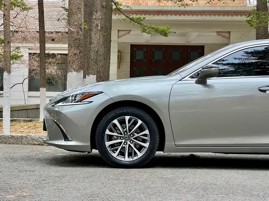 Lexus ES 2023 200 Excellence Edition 2023 — миниатюра 4