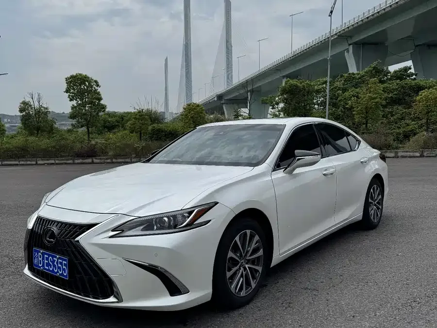 Lexus ES 2022
