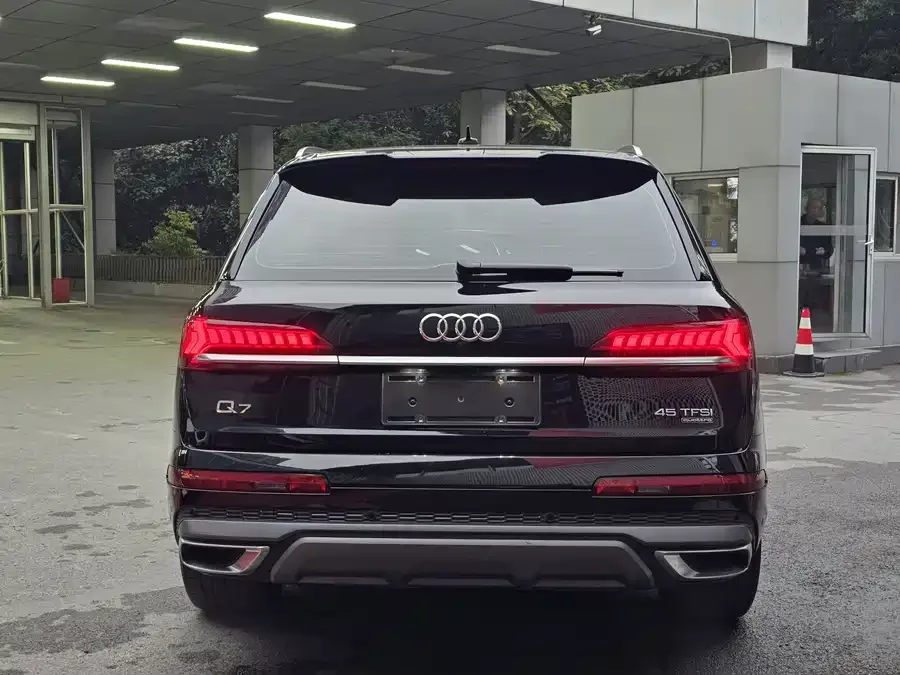 Audi Q7 2023 45 TFSI quattro S line sports model 2023 — миниатюра 2
