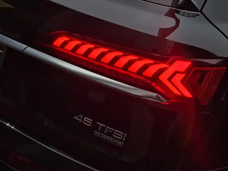 Audi Q7 2023 45 TFSI quattro S line sports model 2023 — миниатюра 3