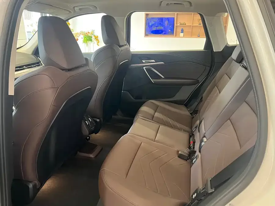 BMW iX1 2025 eDrive25L M Sport Package 2025 — миниатюра 3