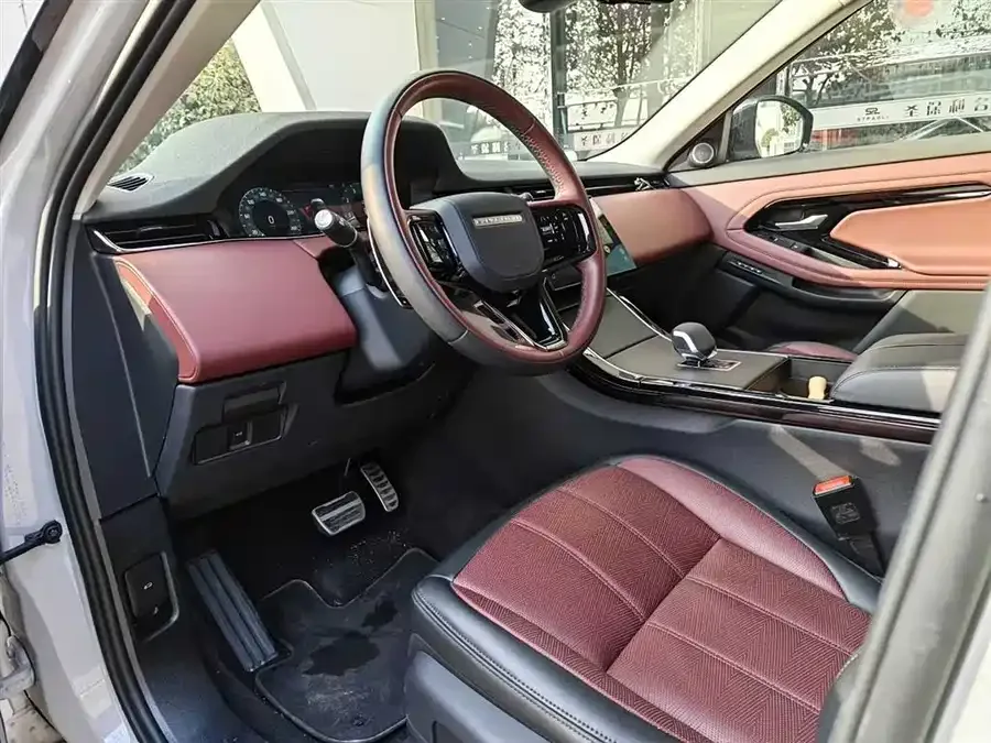 Land Rover Range Rover Aurora 2026 Range Rover Evoque L HSE 2026 — миниатюра 4