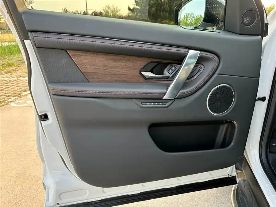 Land Rover Pre-owned Discovery Sports Discovery Sport 2022 249PS R-Dynamic SE Performance Technology Edition 5 Seaters 2022 — миниатюра 4