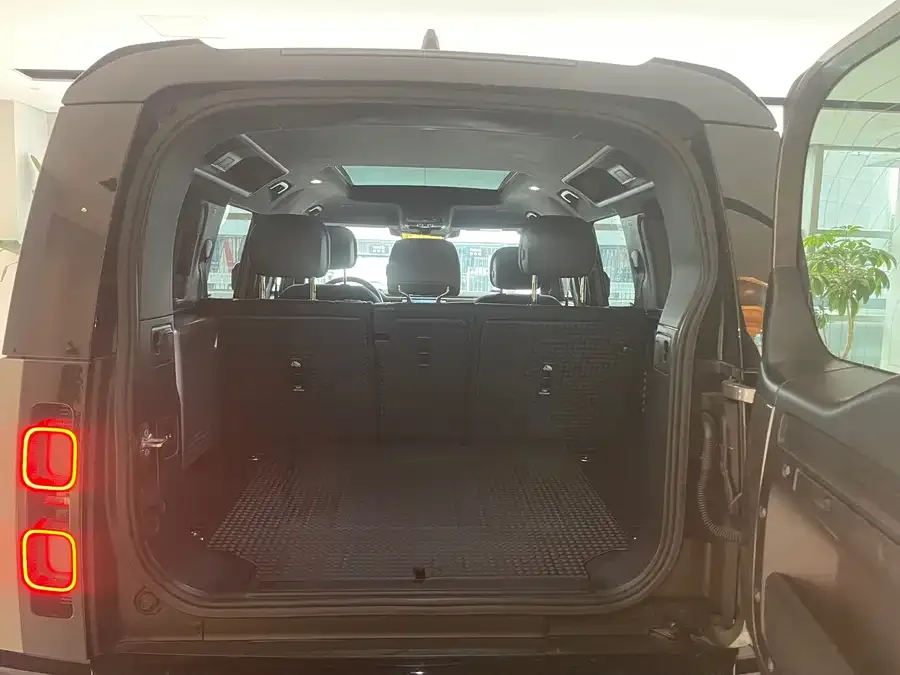 Land Rover guard Land Rover Defender 2025 110 3.0T P400 X 2024 — миниатюра 3