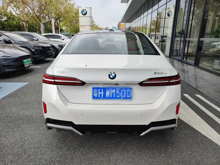 BMW 5 Series 2026 BMW 5 Series Facelift 530Li M Sport Package 2025 — миниатюра 2