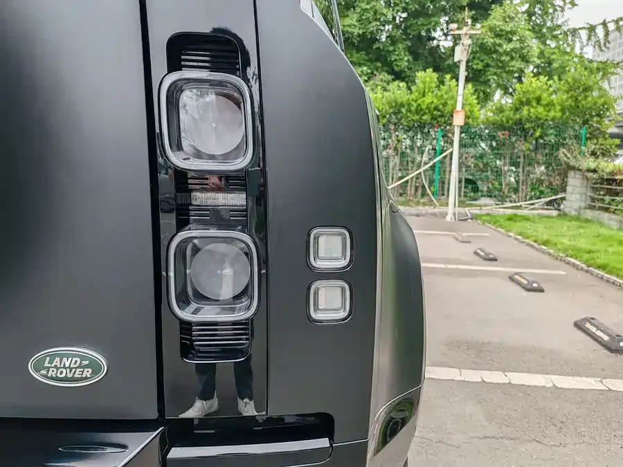 Land Rover guard Land Rover Defender 2025 110 3.0T P400 X 2024 — миниатюра 5