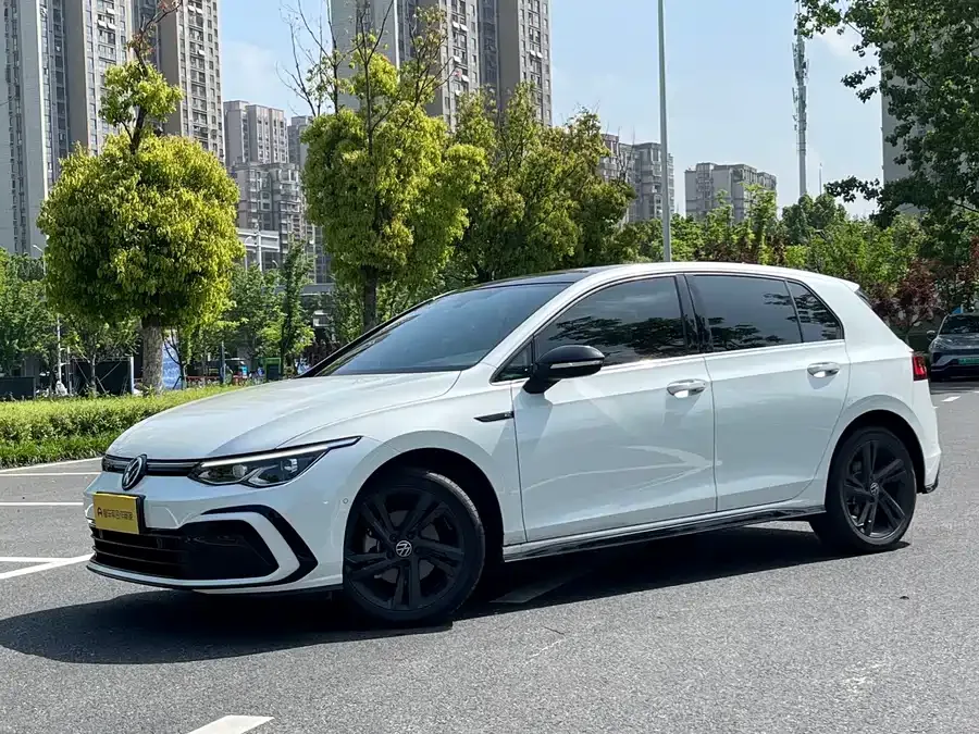 Volkswagen golf Golf 2023 facelift 280TSI DSG R-Line Lite 2024 — фото 1, купить с доставкой в Москву