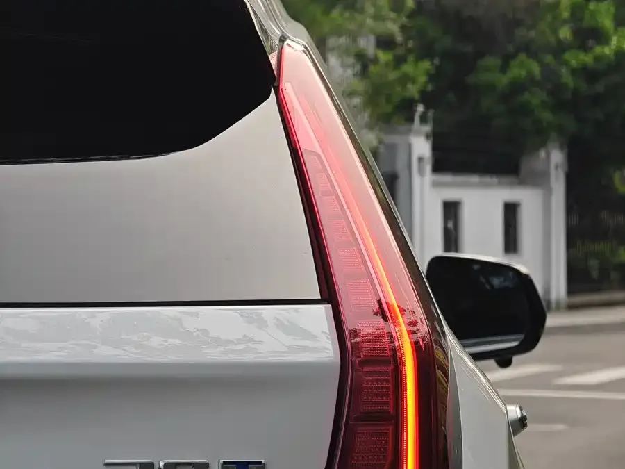 Cadillac XT4 2024 28T 2WD Luxury 2023 — миниатюра 3