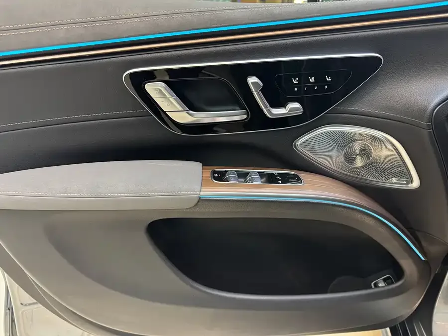 Mercedes-Benz EQS SUV Mercedes-Benz EQS SUV 2023 450 4MATIC Pioneer Edition 2023 — миниатюра 4