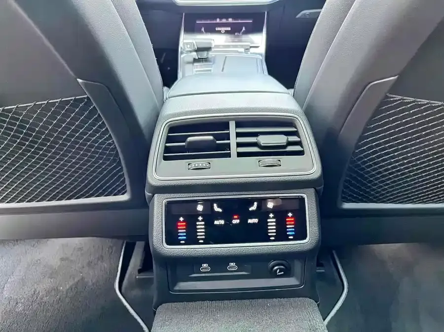 Audi A7L 2024 45TFSI S-line Dream Flow Crystal Set 2024 — миниатюра 3