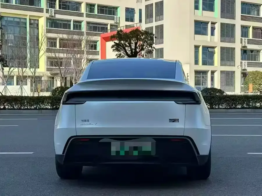 Tesla Model Y Model Y 2025 rear-wheel drive version 2025 — миниатюра 5