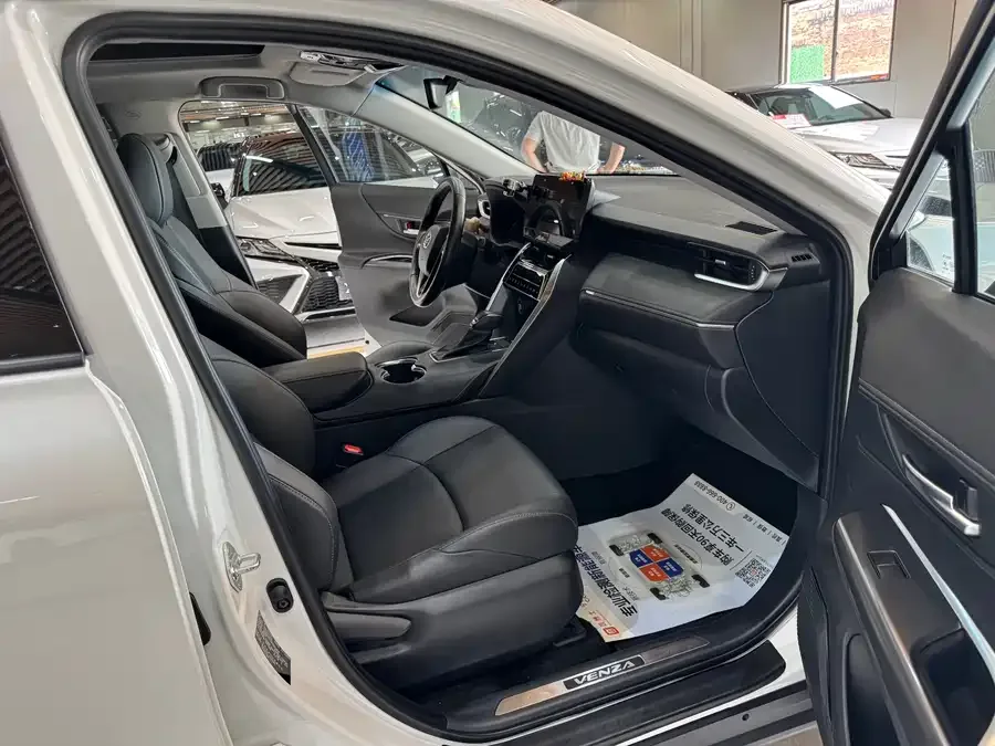 Toyota Venza Visa 2023 2.0L CVT two-wheel drive luxury version 2023 — миниатюра 3