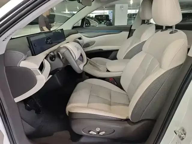 IM Motors LS6 Zhiji LS6 2025 Linglizard Intelligent Driving Edition 2025 — миниатюра 2