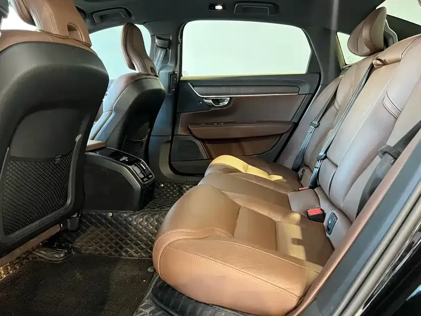 Volvo S90 2025 B5 Zhiyuan Luxury Edition 2025 — миниатюра 3