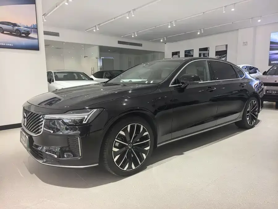 Volvo S90 plug-in hybrid 2025