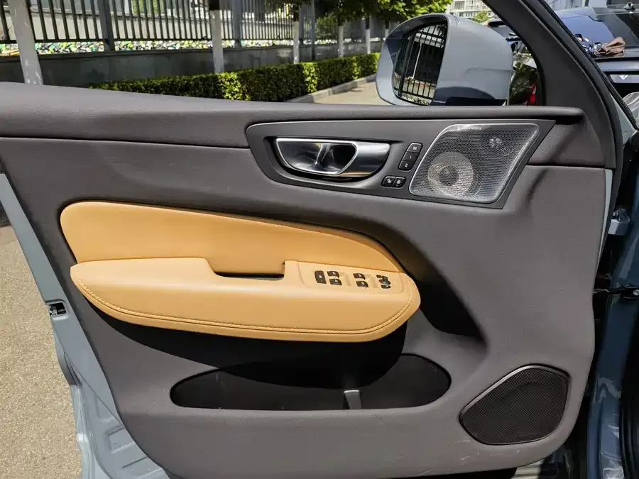 Volvo XC60 Plug-in Hybrid 2024 T8 Plug-in Hybrid Long-range Four-wheel Drive Smart Luxury Edition 2024 — миниатюра 3