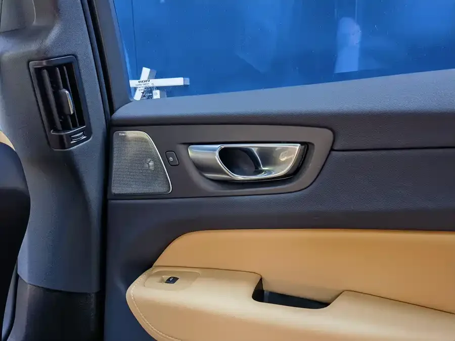 Volvo XC60 Plug-in Hybrid 2024 T8 Plug-in Hybrid Long-range Four-wheel Drive Smart Luxury Edition 2024 — миниатюра 4