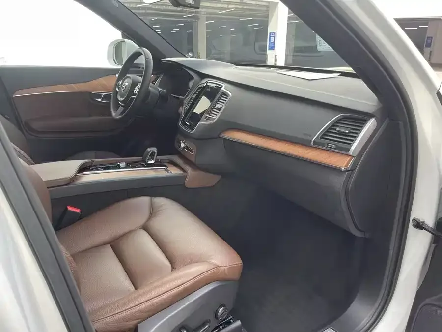 Volvo XC90 2023 B5 Smart Luxury Edition 5 Seaters 2023 — миниатюра 4