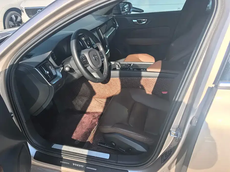 Volvo S60 2023 B4 Zhiyi Luxury Edition 2023 — миниатюра 3