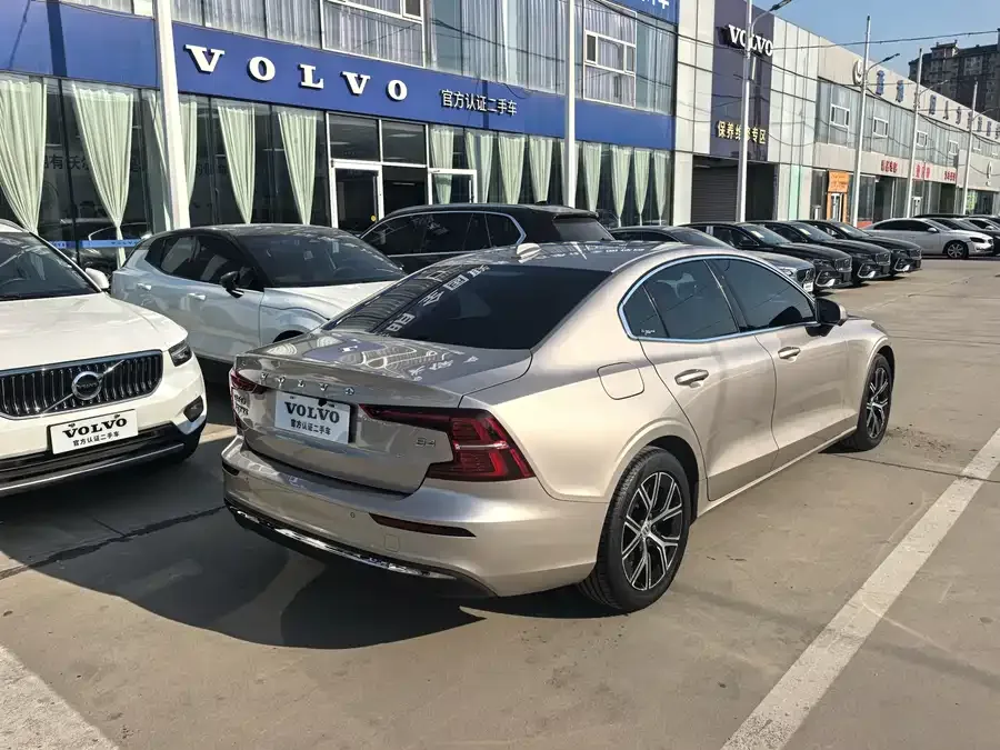 Volvo S60 2023 B4 Zhiyi Luxury Edition 2023 — миниатюра 4