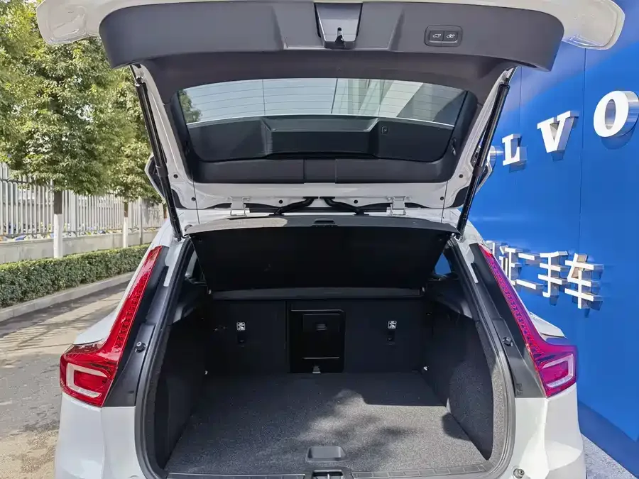 Volvo XC40 2024 B3 Zhiyuan Luxury Edition 2024 — миниатюра 2