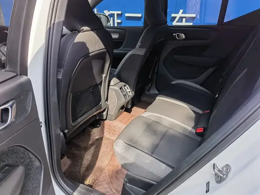 Volvo XC40 2024 B3 Zhiyuan Luxury Edition 2024 — миниатюра 3